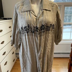 Men’s Axcess brand linen polo. Floral detail. Size: Large.